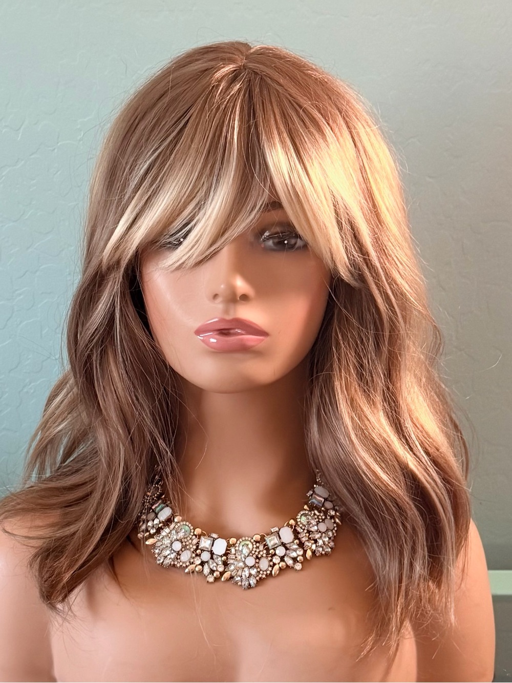 Stylish Women’s Layered Wig in Honey Blonde with Blonde Highlights
